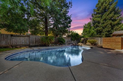 9262 Mapleview Way, Elk Grove CA  95758-5007 exterior