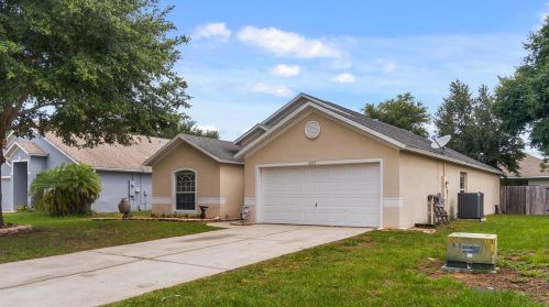 2254 Merry Rd, Tavares, FL 32778-5751