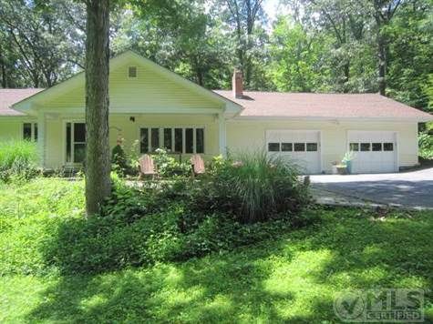 24 Roxanne Blvd, Highland, NY 12528-2827