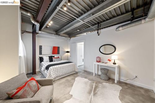 2858 Helen St, Oakland CA  94608-4028 exterior