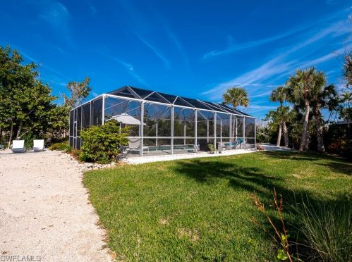 5690 Pne Tree Dr, Sanibel FL 33957-2304 exterior