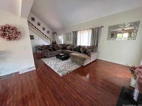 390 Boston Post Rd, Waterford CT  06385-1508 exterior
