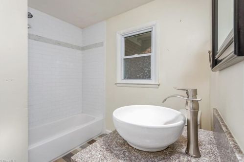 7 Armhurst Ct, Greensboro NC  27405-5911 exterior