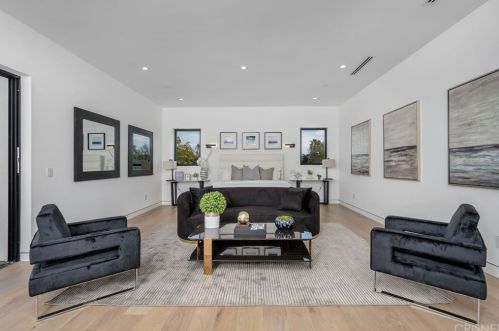 18067 Calvert St, Van Nuys CA 91316-1216 exterior