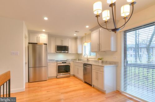 12127 Captiva Ct, Herndon VA 20191-1205 exterior