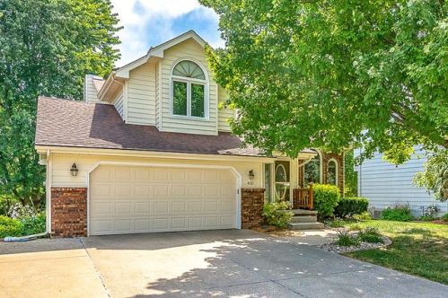 4121 98th St, Des Moines, IA 50322-1318