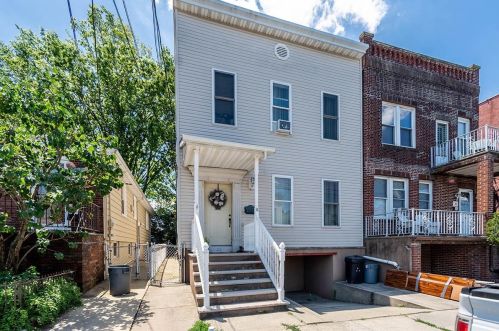 30 12th St, Bayonne, NJ 07002-2559