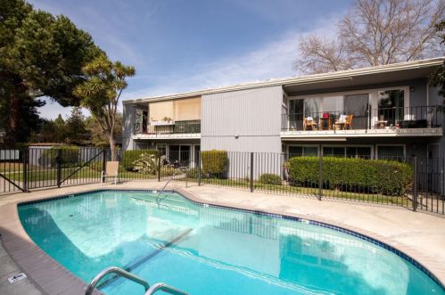 453 Rengstorff Ave, Mountain View CA  94040-1922 exterior