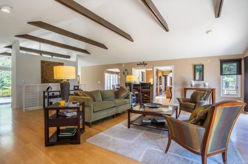 9 Stuart Dr, Bloomfield CT 06002-1524 exterior