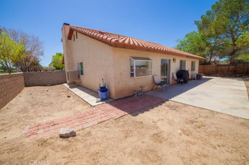 2869 La Vida Dr, Lancaster CA  93535-5873 exterior