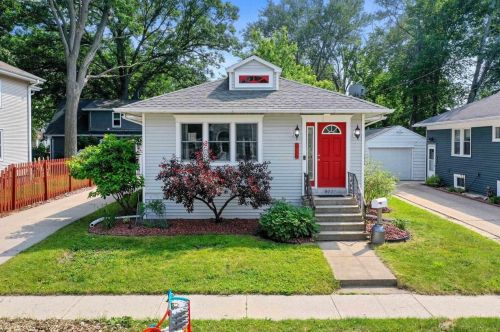 977 School Pl, Green Bay, WI 54303-1770