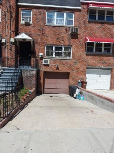 711 234th St, Bronx, NY 10466-3103