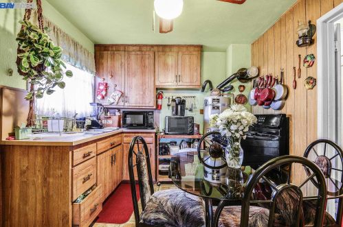 956 76, Oakland CA 94605-2808 exterior