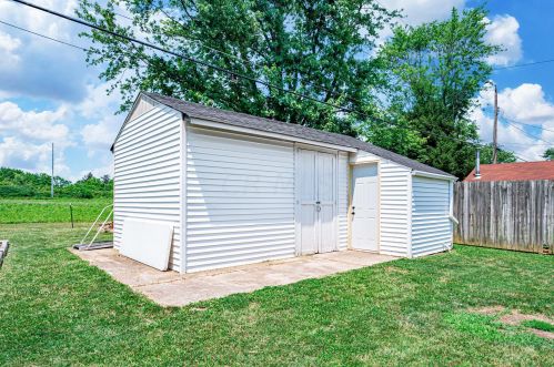 430 Madison Dr, West Jefferson OH  43162-1304 exterior
