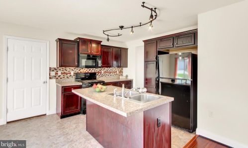 75 Centre Ct, Red Lion, PA 17356-8948