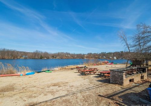 283 Mamanasco Rd, Ridgefield CT  06877-2425 exterior