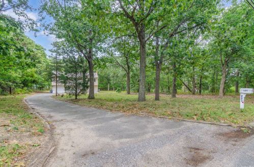 221 Oxhead Rd, South Setauket, NY 11720-1930