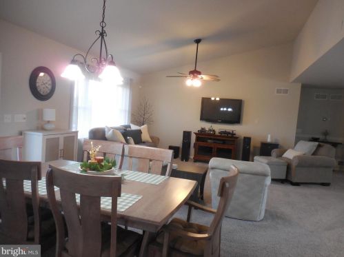 1114 Hunters Chase Ln, Lebanon PA  17046-1575 exterior