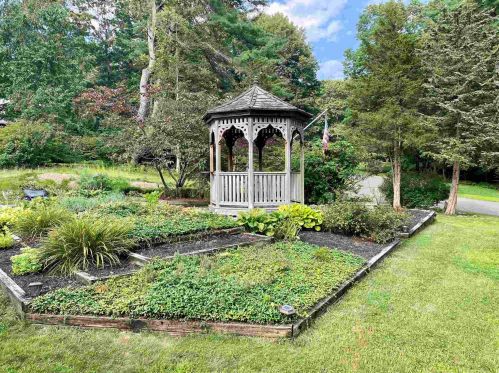 22 Settlers Ln, Salem NH  03079-1253 exterior