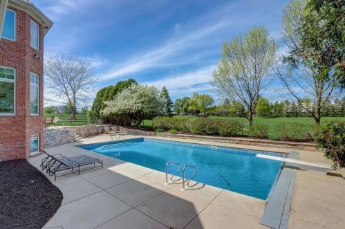 917 Evergreen Cir, Chenequa WI  53029-8636 exterior