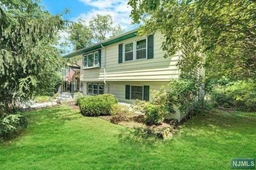 73 Mountain Cir, West Milford Lakes, NJ 07480-3211