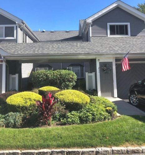 211 River Dr, Moriches, NY 11955-1717