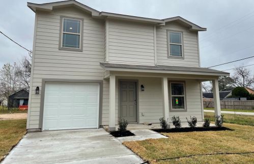 302 Myrtle St, Angleton, TX 77515-4741