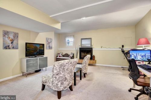 2376 Hunters Square Ct, Herndon VA  20191-2818 exterior