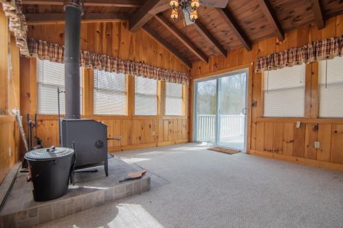 13 Harvey Rd, Londonderry NH  03053-7412 exterior