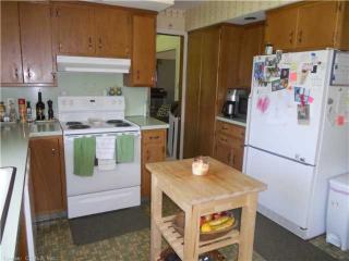 8 Carriage Hill Dr, Branford CT  06405-2735 exterior