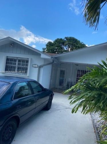 733 81st St, Hialeah, FL 33014-4135
