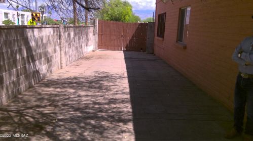 8700 Kenyon Dr, Tucson, AZ 85710-4417
