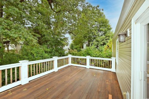 9 Leghorn Ct, Huntington Station NY  11746-2820 exterior