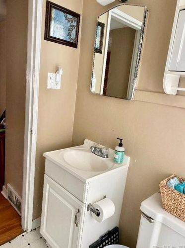 51 Lakeview Ter, Derby CT 06418-1057 exterior