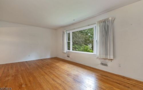 15 Canterbury Ln, Berkeley Heights, NJ 07922-1805
