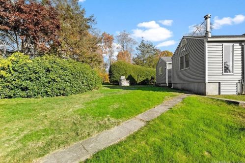 4 Pleasant Rise Cir, Brookfield Center CT  06804-2109 exterior
