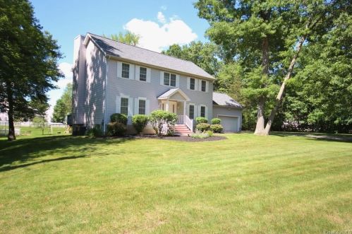 4 Cambridge Ct, New Hamburg, NY 12590-6368
