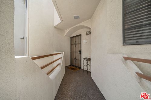 3913 Virginia Rd, Long Beach, CA 90807-2670