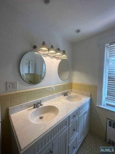 124 Hillside Ave, Teaneck NJ  07666-4011 exterior