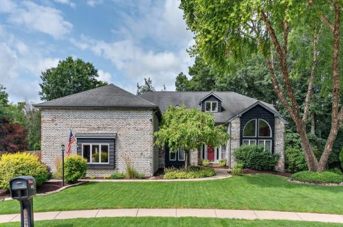 4223 Oak Grove Cir, Valpo, IN 46383-2084