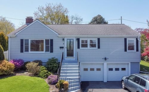 3 Sherri Ln, Middletown, RI 02842-5411
