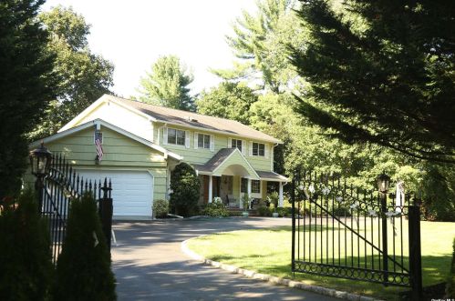 3 Bridle Path Dr, Westbury, NY 11568-1607