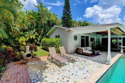 909 27th Ter, Boynton Beach FL  33435-7913 exterior