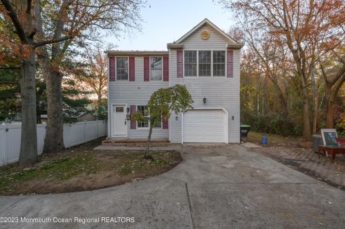 201 Middle Rd, Hazlet, NJ 07730-1836