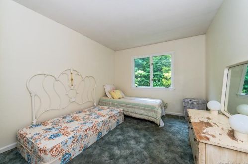 10 Baldwin Dr, Waterford CT  06385-2708 exterior