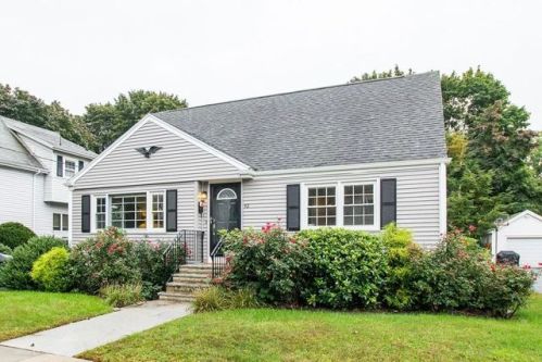42 Pleasant St, Saugus, MA 01906-2133