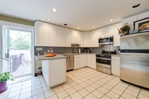 18 Reed Ln, Westbury NY  11590-1943 exterior