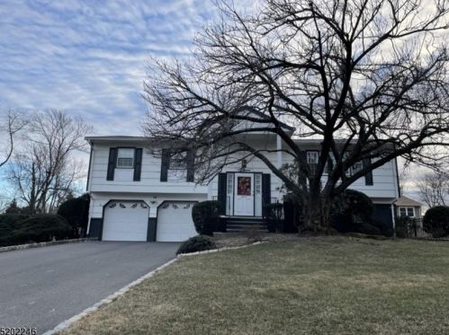 13 Laurel Ct, Verona, NJ 07044-1711