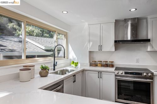 5857 Ascot Dr, Oakland CA 94611-1711 exterior