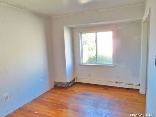 233 Rushmore St, Westbury NY  11590-3822 exterior